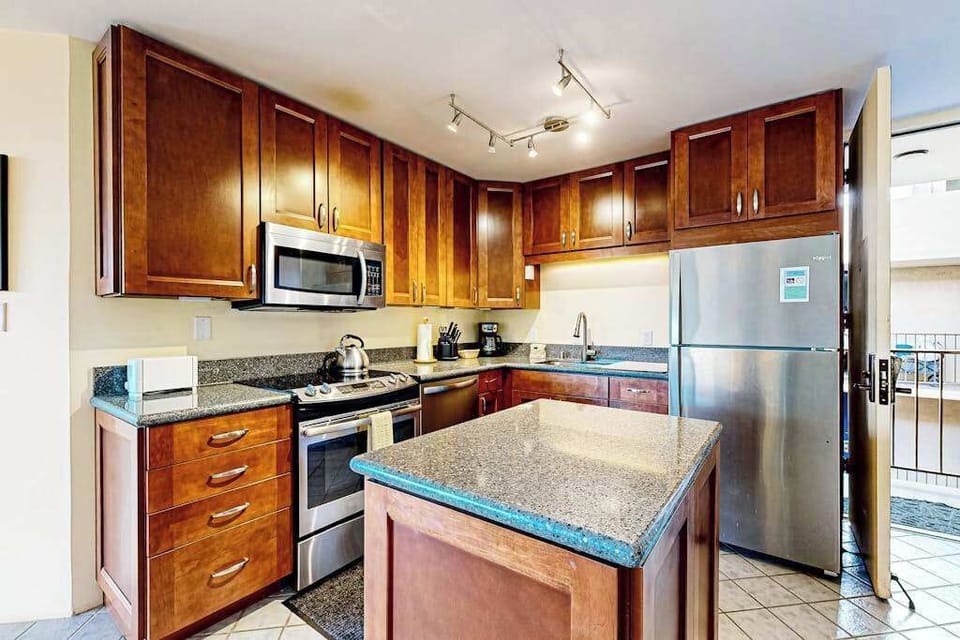 Modern Kitchen with Stainless Steel Appliances & Granite Countertops