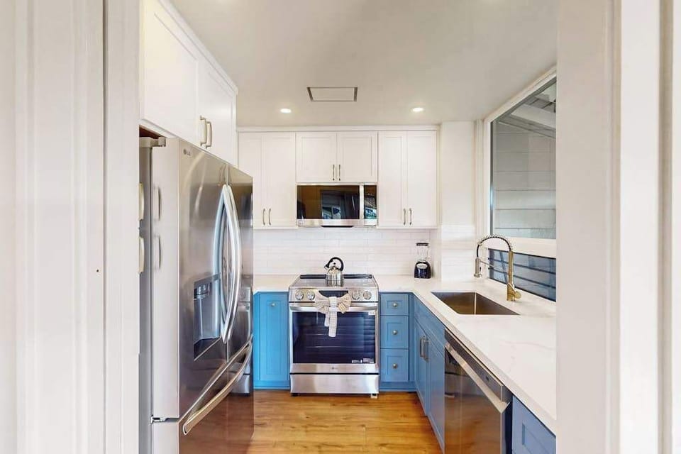 Modern Kitchen Designed For Easy Entertaining