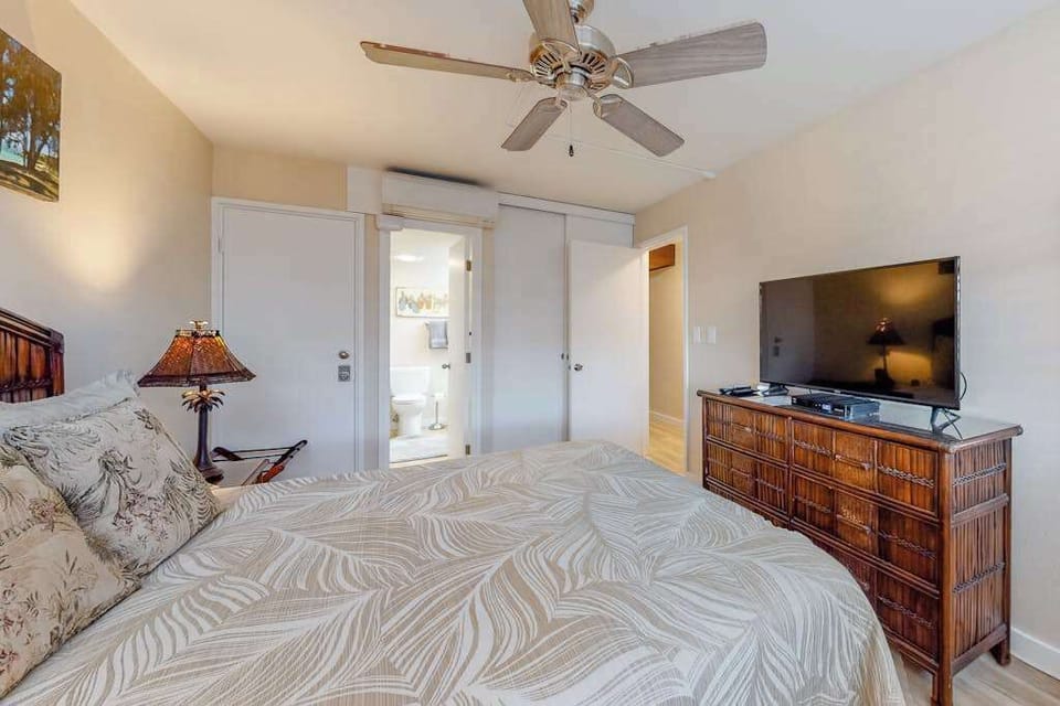 Comfortable bedroom with warm tropical-inspired details
