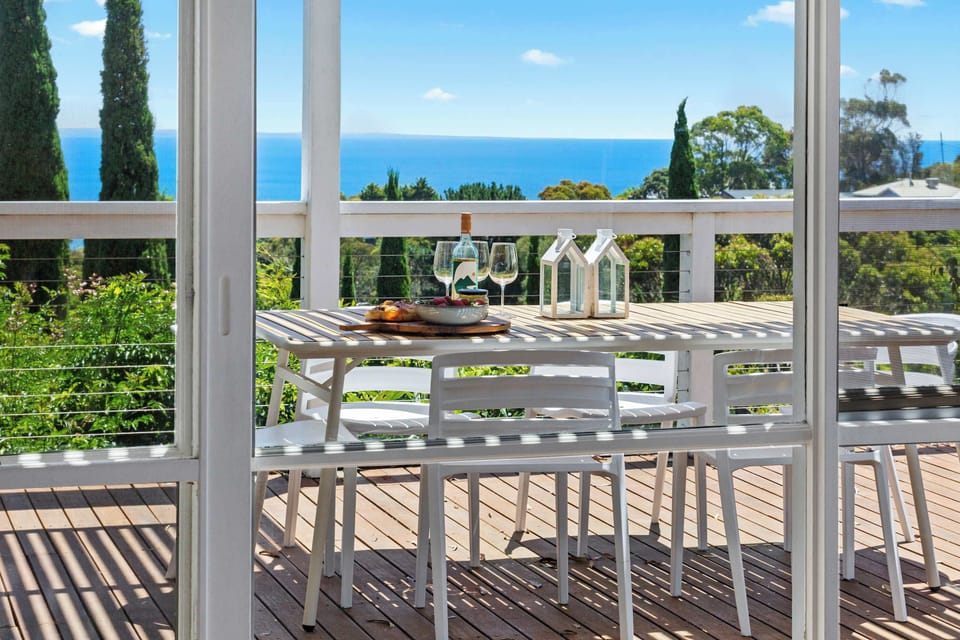Elevated alfresco balcony, sundowners high above Port Phillip Bay