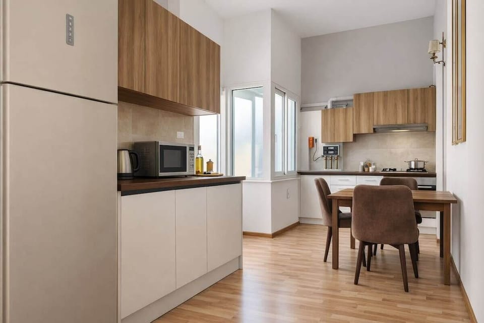 Bright modern kitchen with dining nook, gas hob, and full amenities
