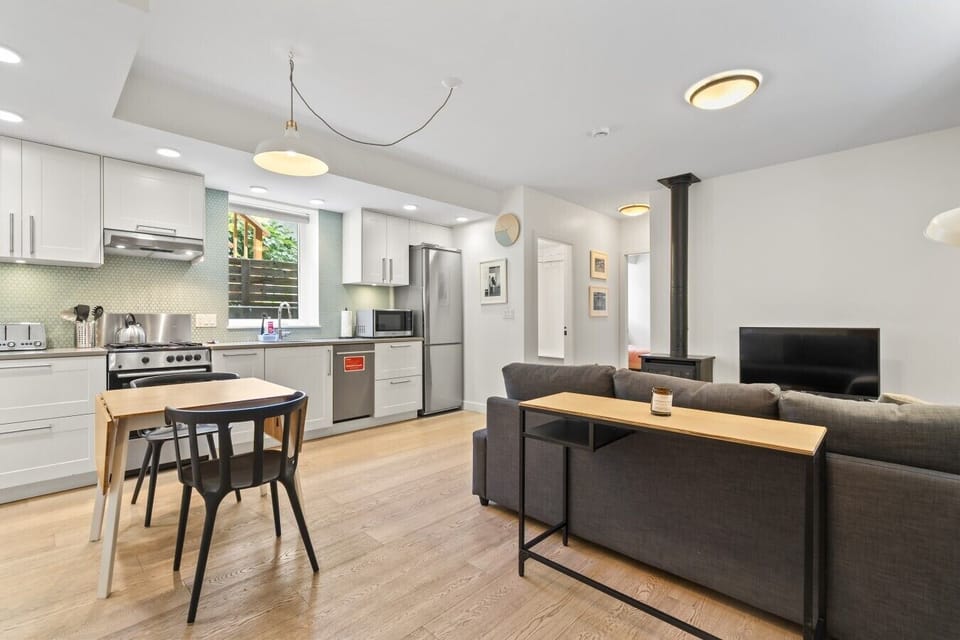 Kitchen & Living Area: Bright and modern, perfect for cooking and relaxing with style!