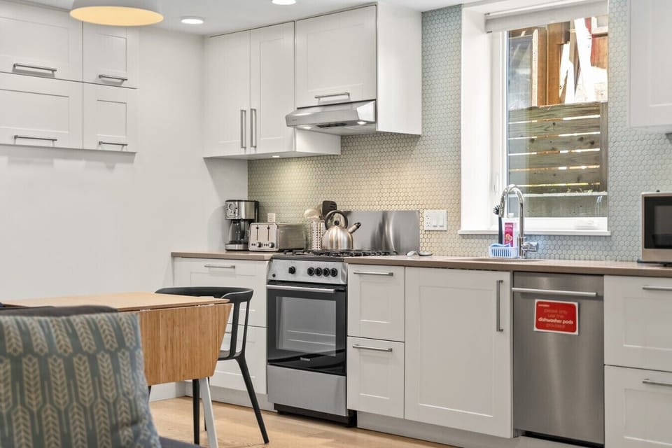 Kitchen: Modern appliances and chic decor for culinary adventures await! Cook, dine, and unwind!