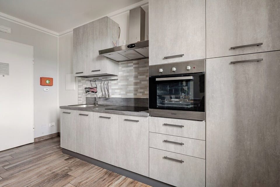 The kitchen is equipped with all the essential amenities for even long stays: refrigerator, fan oven, safe and easy-to-clean induction hobs, extractor hood, sink and dish drainer to ensure daily comfort and practicality and relaxation!!!
