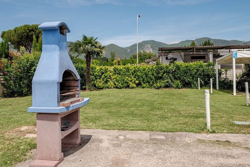 For those who want to fully enjoy the outdoor spaces, a barbecue is available for guests' use, ideal for preparing barbecues and sharing pleasant moments outdoors with friends, immersed in a relaxing and convivial atmosphere.