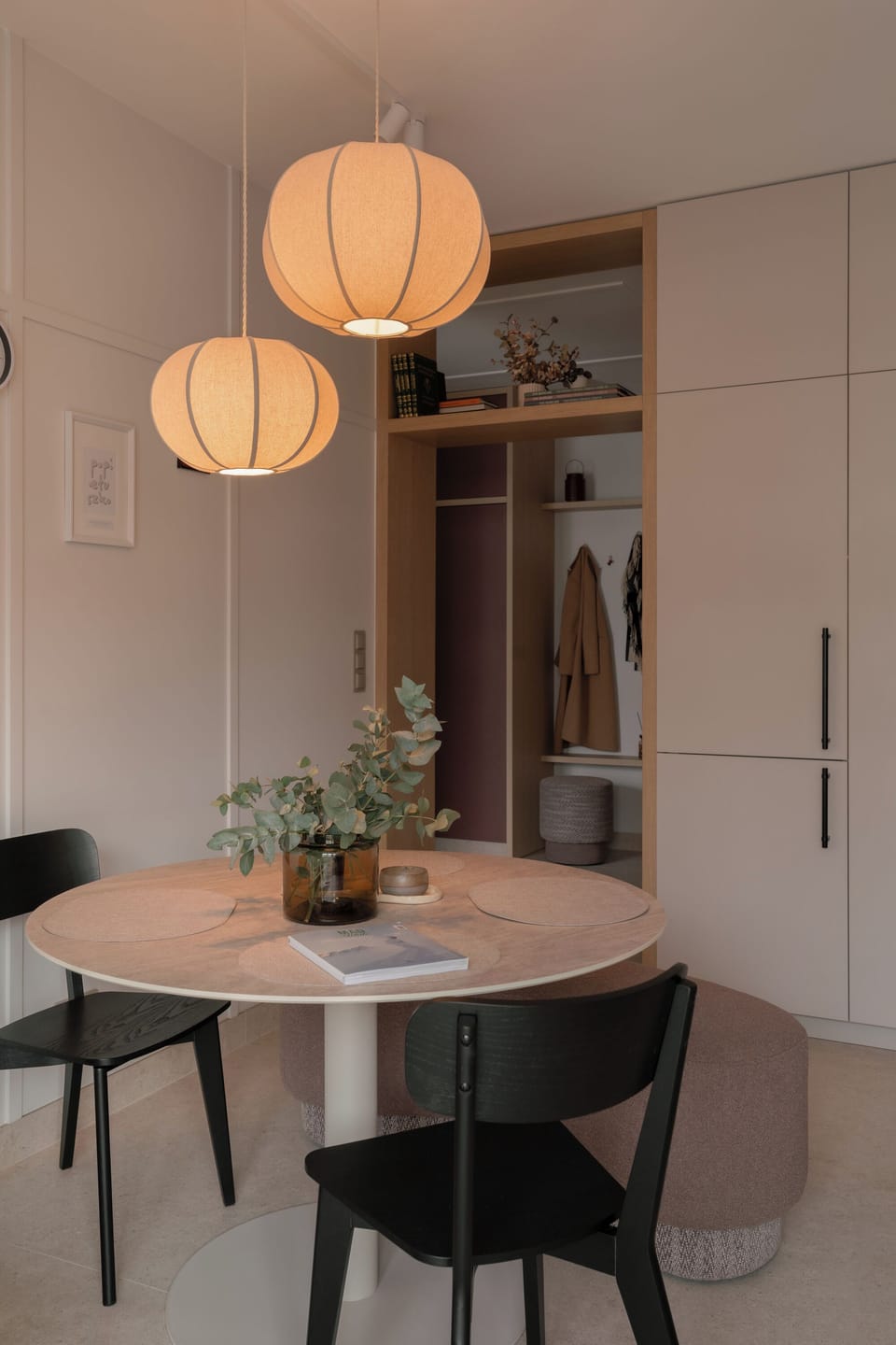Each table is provided with 2 chairs and 2 person pouf