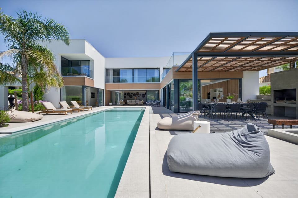 Main suite with balcony — Villa Shakira, beachfront holiday villa 170 m from Tróia beach, Tróia Peninsula