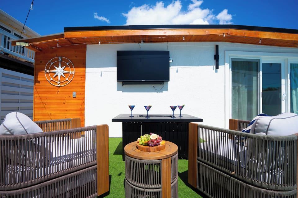 The Sailhouse outdoor lounge was built for the nights that turn into your favorite vacation memories.