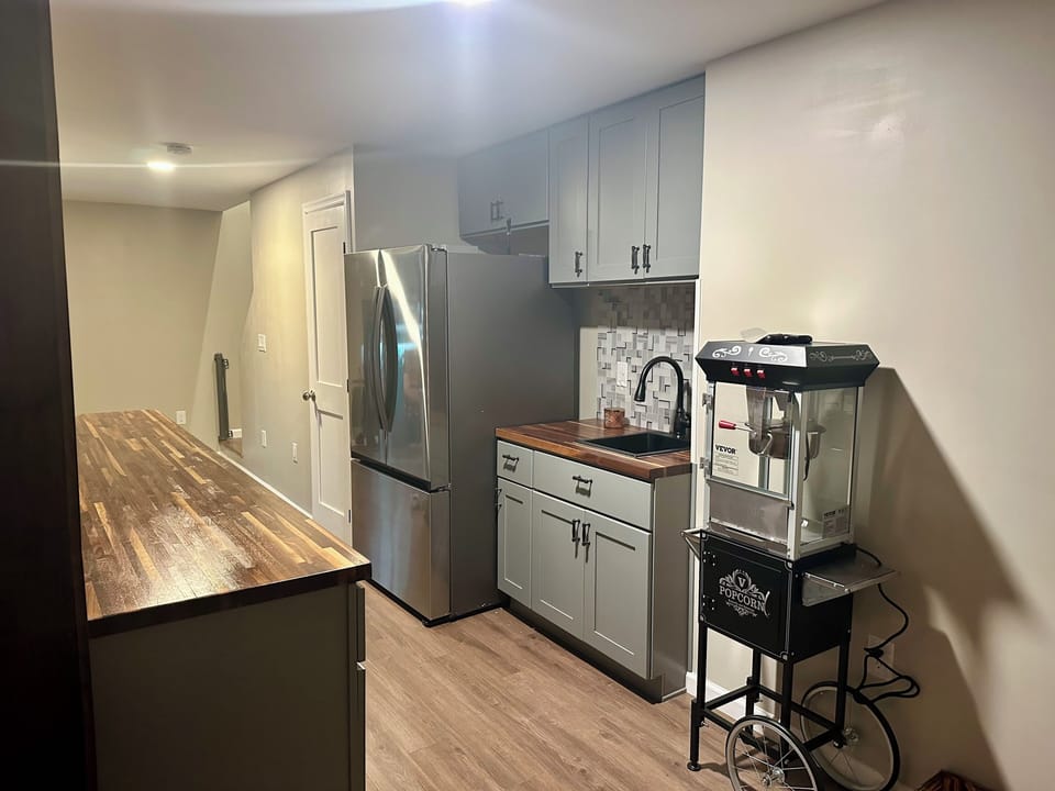 Kitchenette/popcorn maker