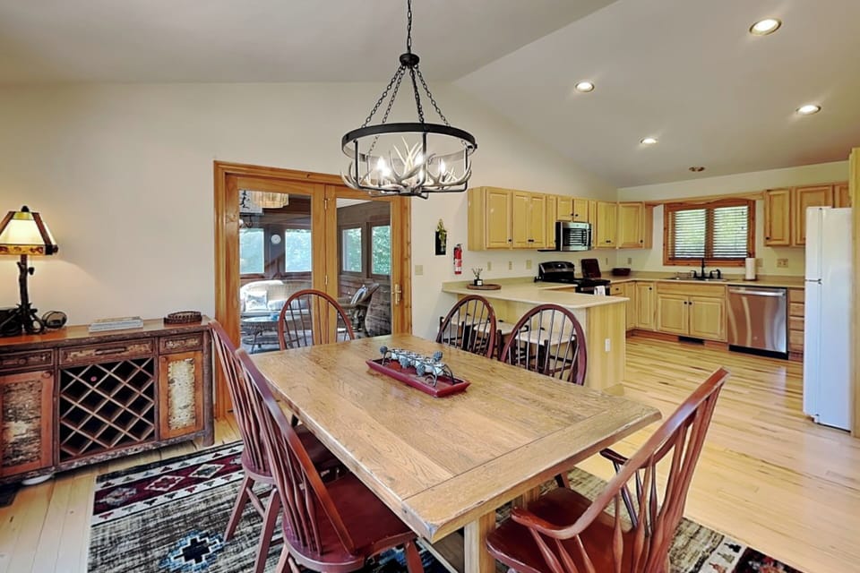 Dining Area w. Seating for 6
