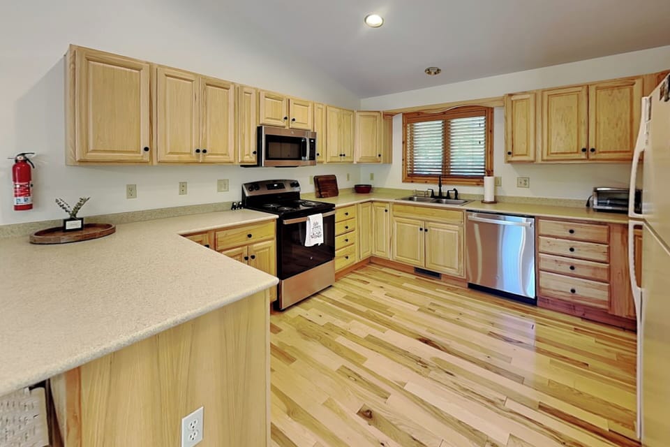 Spacious Full Kitchen