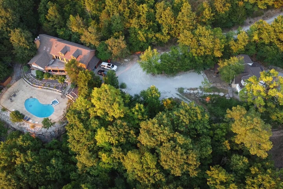 Royal Retreat offers two houses on a secluded 10 acreas overlooking Mill Creek on Tablerock Lake. Roayl Retreat is conventially located 3 miles from Kimberling City.