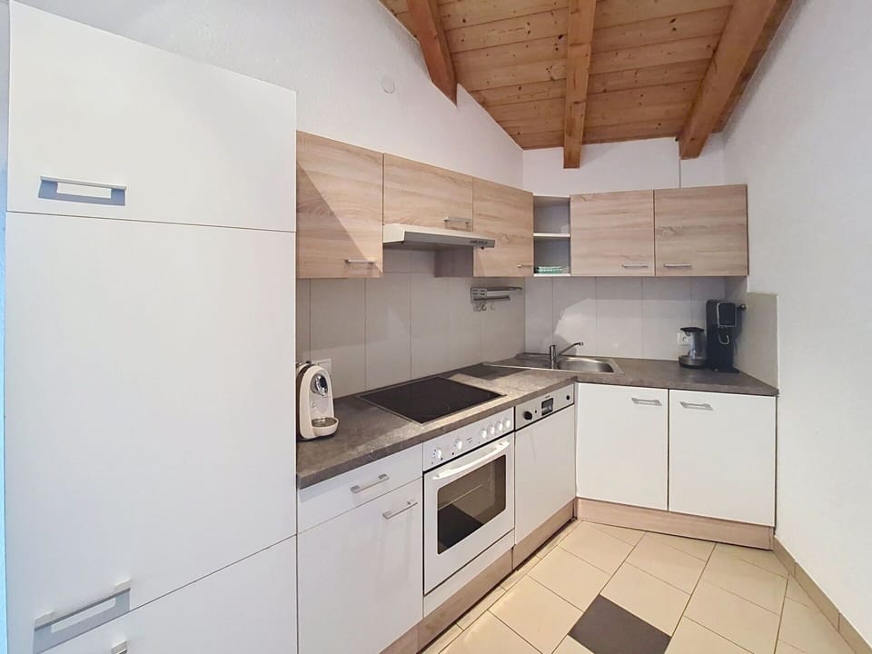 Kitchen, Kitchen Appliance, Countertop, Flooring, Interior Design, Wood, Major Appliance, Cabinetry, Floor, Ceiling