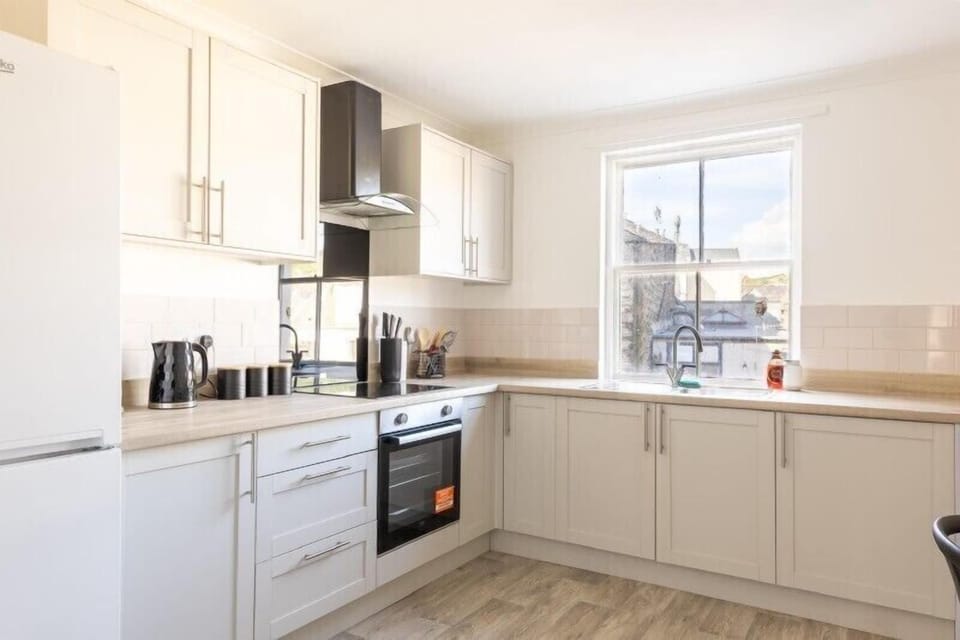 A generously sized cooking area perfect for preparing your favourite meals and enjoying culinary creativity.