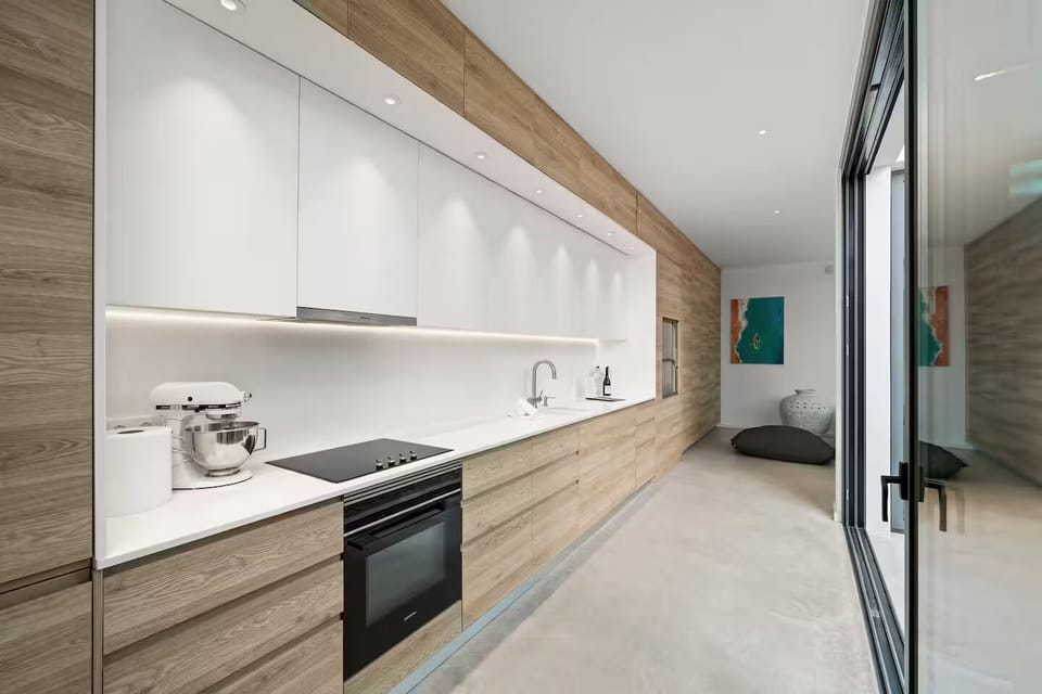 Fully equipped modern kitchen for relaxed meals at home. 