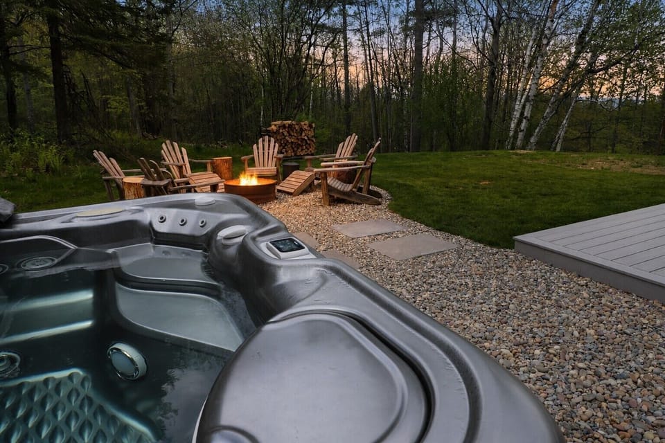 From sunset soaks to fireside evenings, this outdoor space is designed for unwinding