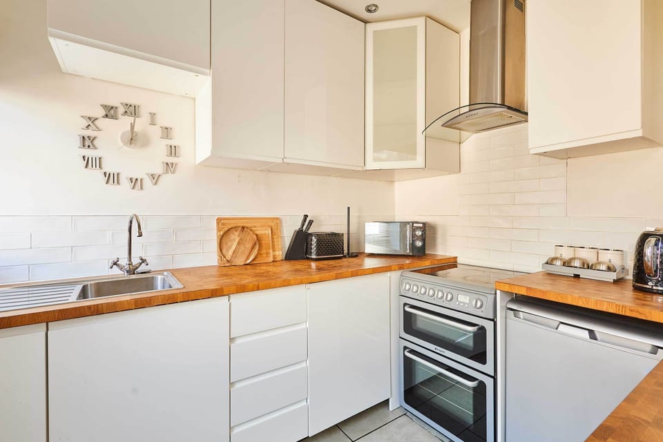 Bingley Meadow, Liverpool - Host & Stay