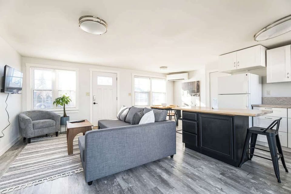 #FurnishedMonthly #StayinMyDistrict 