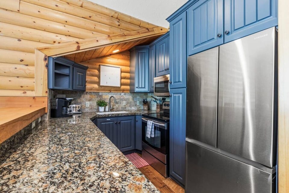 Fully equipped kitchen with modern appliances, ample counter space, and everything needed to prepare meals at home. Perfect for family breakfasts before the slopes and cozy dinners afterward.