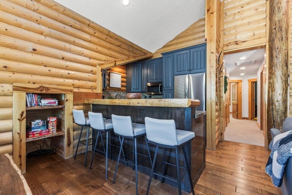 Bright and inviting dining area with comfortable seating and mountain-lodge charm. Enjoy everything from hearty breakfasts before the slopes to relaxing dinners after a day of adventure.