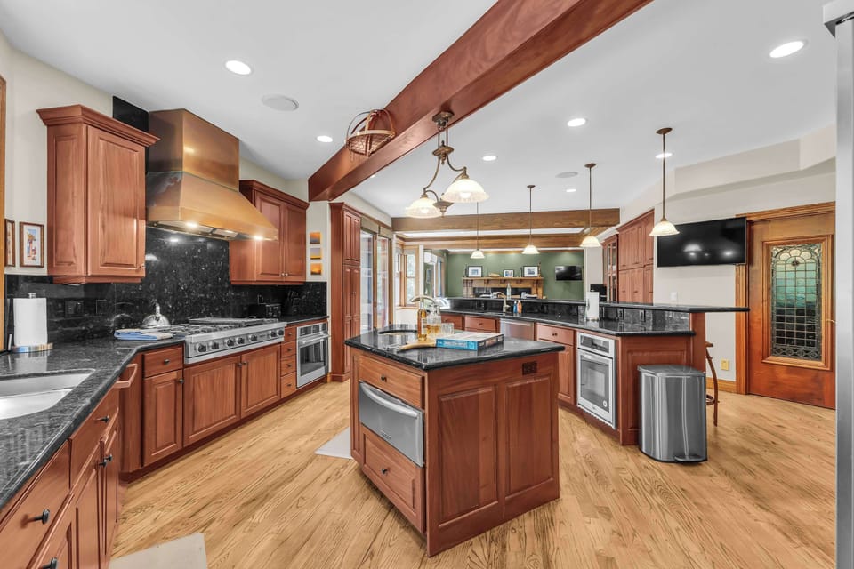 Kitchen: Fully equipped kitchen with a KitchenAid refrigerator, Viking Range stovetop, and breakfast bar