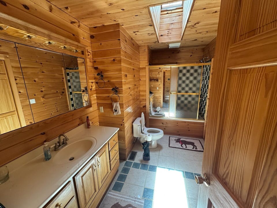 Upstairs full bathroom.