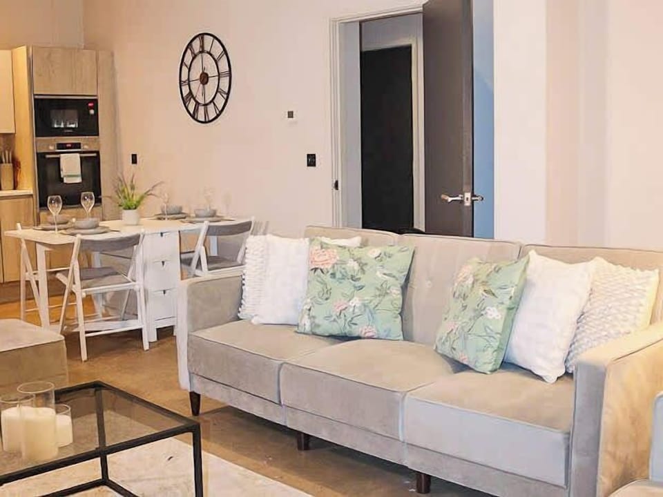Designed for comfort and convenience, the open-plan layout offers a seamless blend of living, dining, and kitchen space. Comfortable seating, a Smart TV, and two sofa beds create a flexible area for gathering, dining, or unwinding.