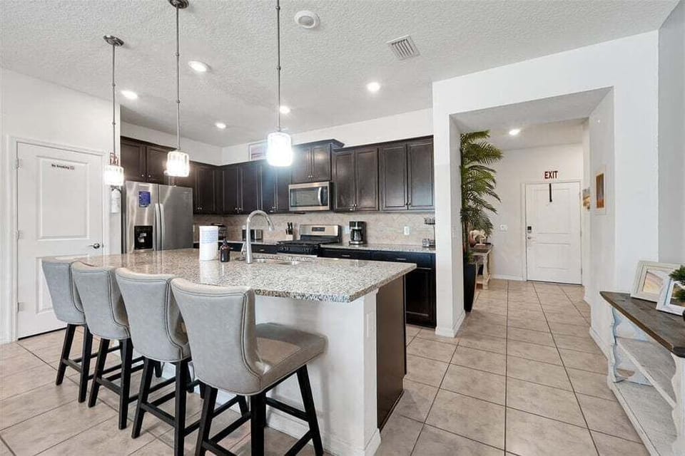 Designed with neutral tones, stylish décor, and a light, vibrant ambiance, this welcoming space is perfect for everything from family breakfasts to celebratory dinners.