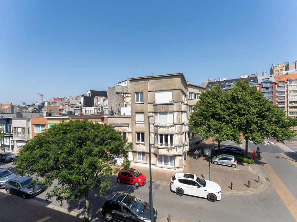 Sky, Building, Window, City, Urban Area, Residential Area, Apartment, Car, Neighbourhood, Town
