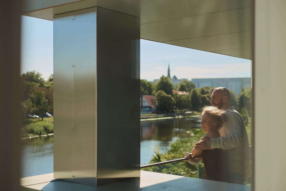 Wyjątkowym atutem apartamentu jest balkon z widokiem na rzekę, wyposażony w meble wypoczynkowe. To idealne miejsce na poranną kawę, odpoczynek w ciągu dnia lub spokojny wieczór w otoczeniu zieleni.