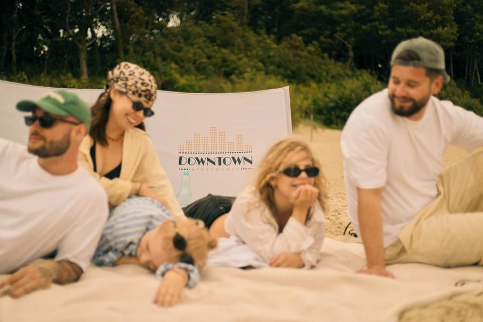 Apartament znajduje się w wygodnej części Kołobrzegu, blisko centrum, portu oraz nadmorskich atrakcji. W okolicy dostępne są restauracje, kawiarnie, sklepy i punkty usługowe, a spacerem można szybko dotrzeć do plaży.