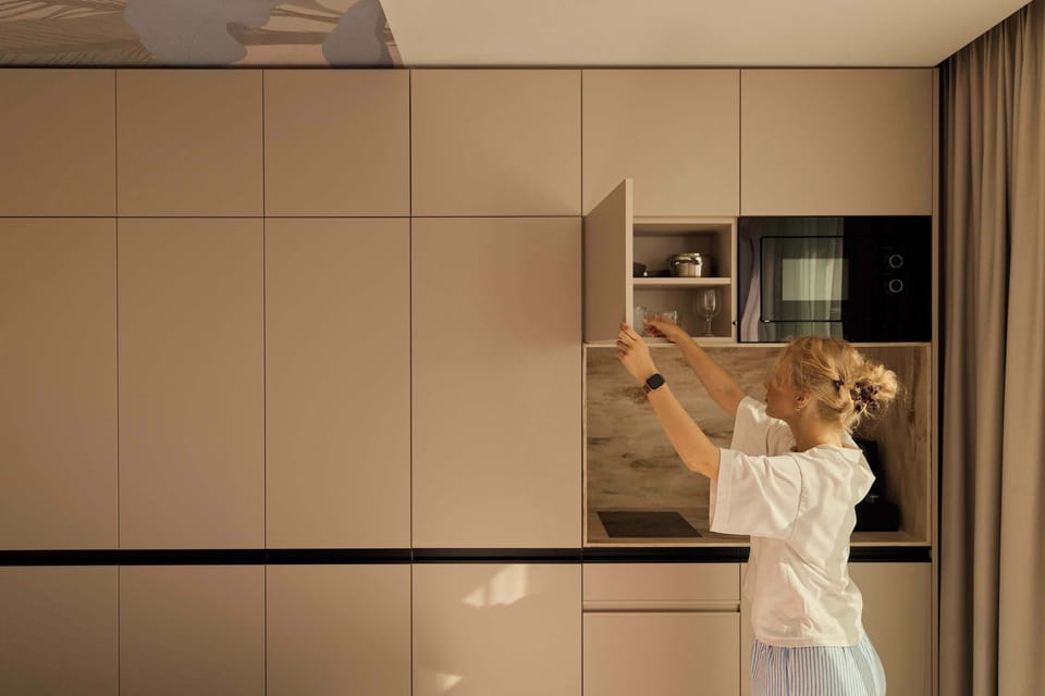 W apartamencie przygotowano również praktyczny aneks kuchenny wyposażony w płytę grzewczą, umożliwiającą przygotowanie lub odgrzanie prostych posiłków, a także kuchenkę mikrofalową. 