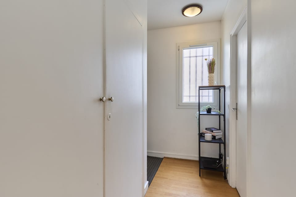Entrée de l'appartement avec placard