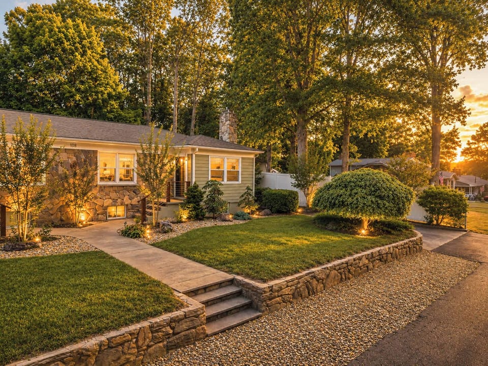 Peaceful Neighborhood and Private Entry through the Yard