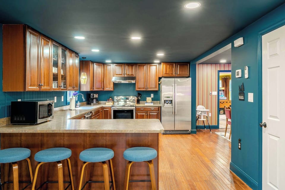 Gourmet-Ready – A fully stocked kitchen with top-tier appliances and plenty of cabinet space to store all your essentials.
