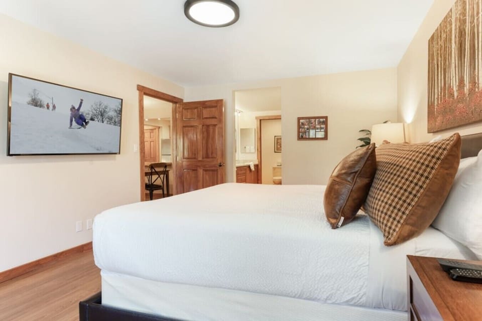 Main bedroom : King bed and large smart tv