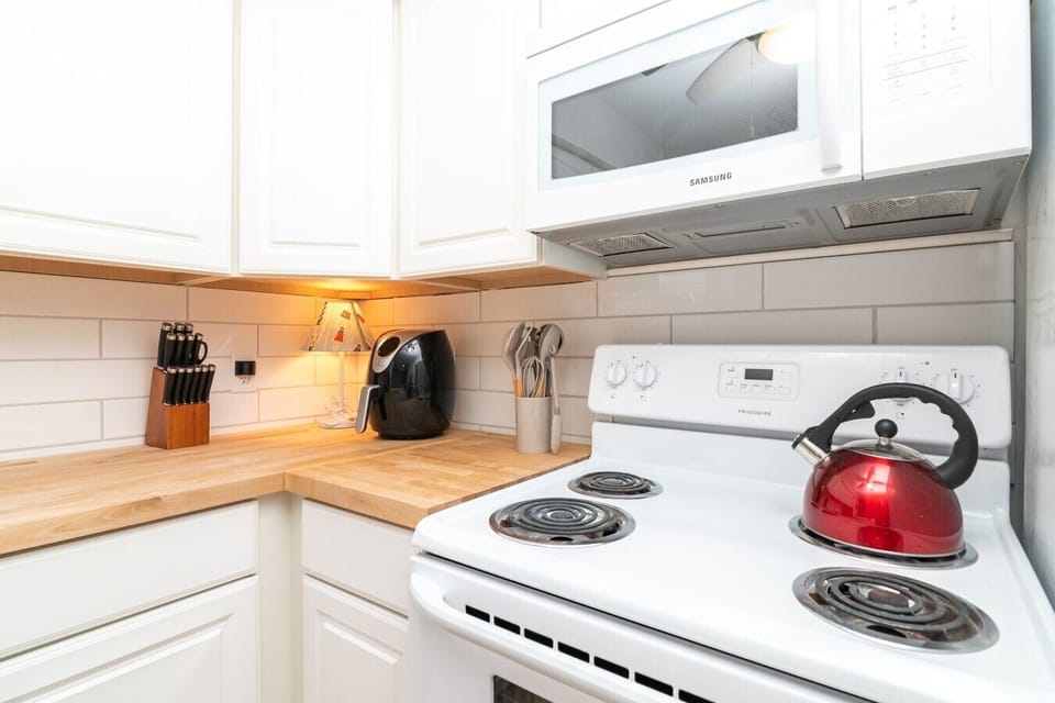 Fully equipped kitchen with everything you need to cook at home.