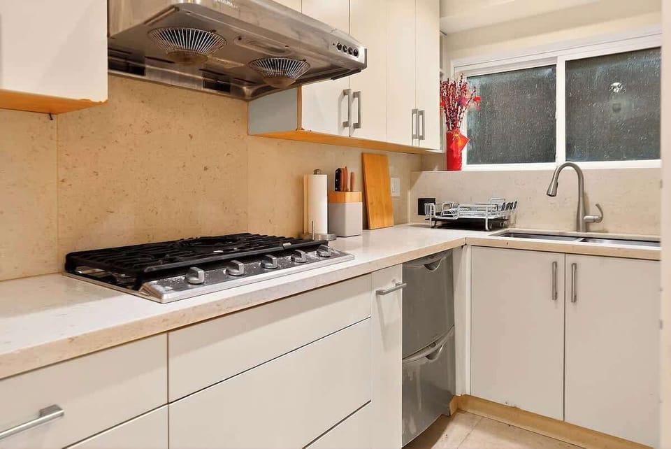 Please note that the property is not equipped with a dishwasher.