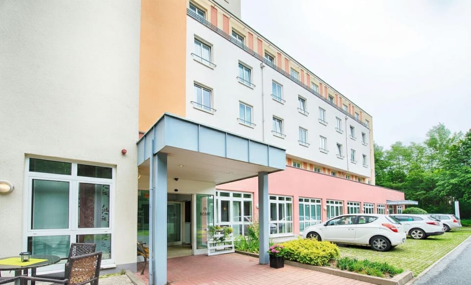 Pull up and park easily beside the hotel’s covered entry.
