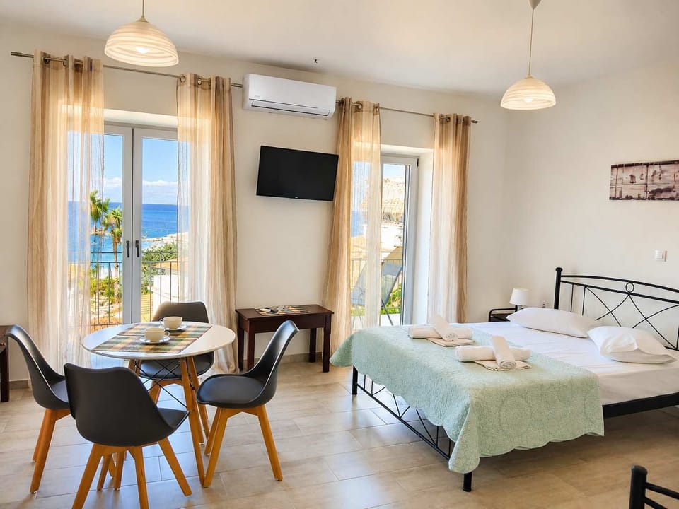 Bright Studio with Kitchen, Dining Area & Double Bed