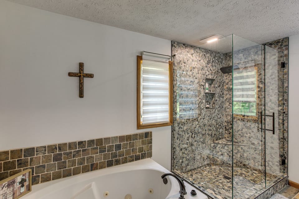 En-Suite Bathroom | 1st Floor
