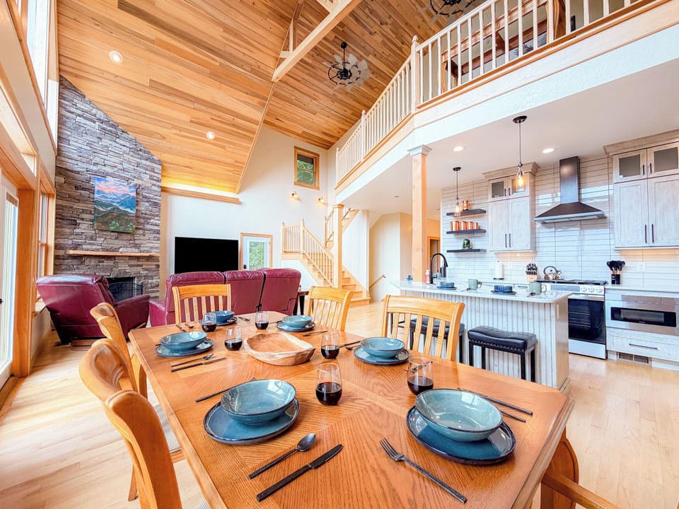 Dining table for 6 with an addition 4 spots at the kitchen counter.