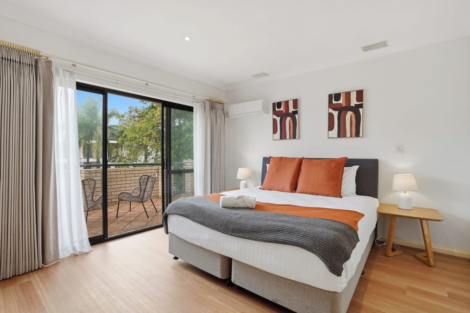 Make yourself at home in our peaceful bedroom, equipped with everything you need for a comfortable stay.