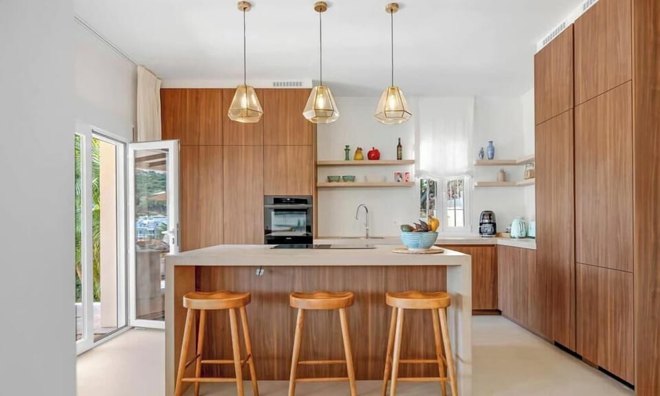 Fully equipped kitchen.