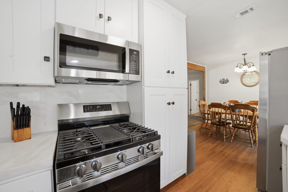 Indoors, Lamp, Kitchen, Appliance, Microwave