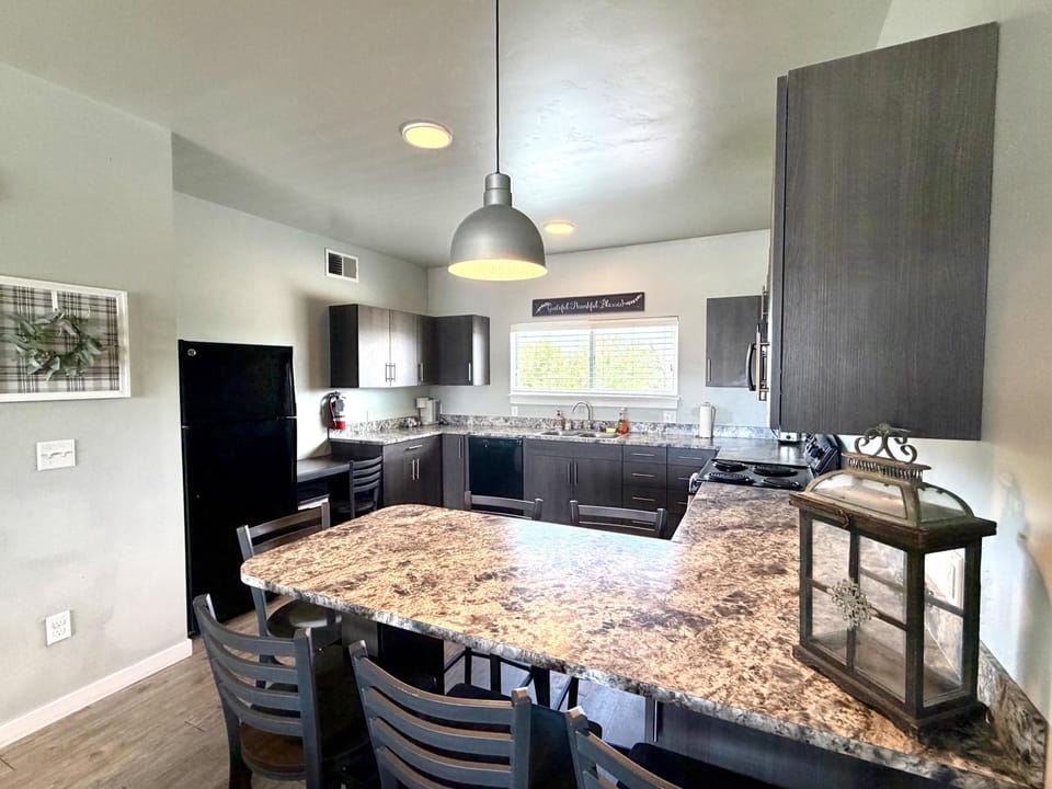 Full kitchen with seating for 5