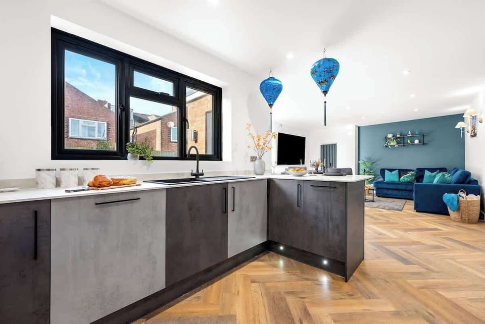The fully equipped modern kitchen at Blue Puffin Stays Short Lets & Serviced Accommodation makes cooking effortless, complete with sleek worktops, integrated appliances and everything you need for a home-from-home stay.