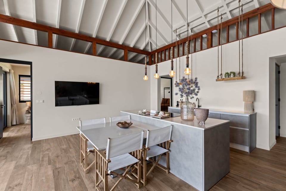 Indoor kitchen + dining table