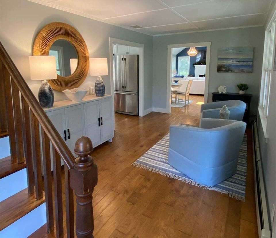 The hallway with seating area