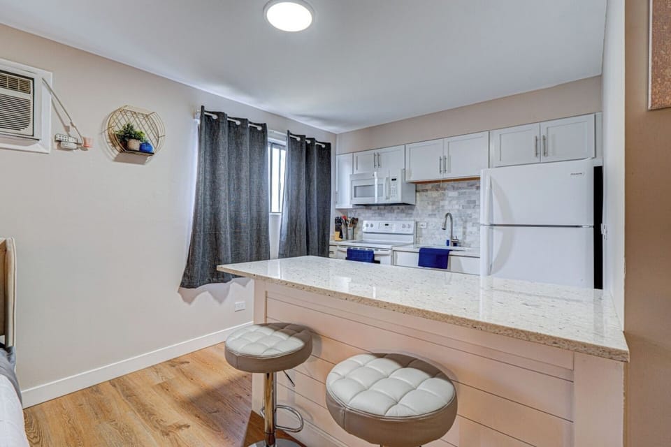 [Kitchen] ~ High-end appliances, Full size refrigerator, Stove, Oven, Microwave, Dishware, flatware, and dining utensils, Essential cooking utensils, Stocked with basic supplies: paper towels, trash bags, etc.